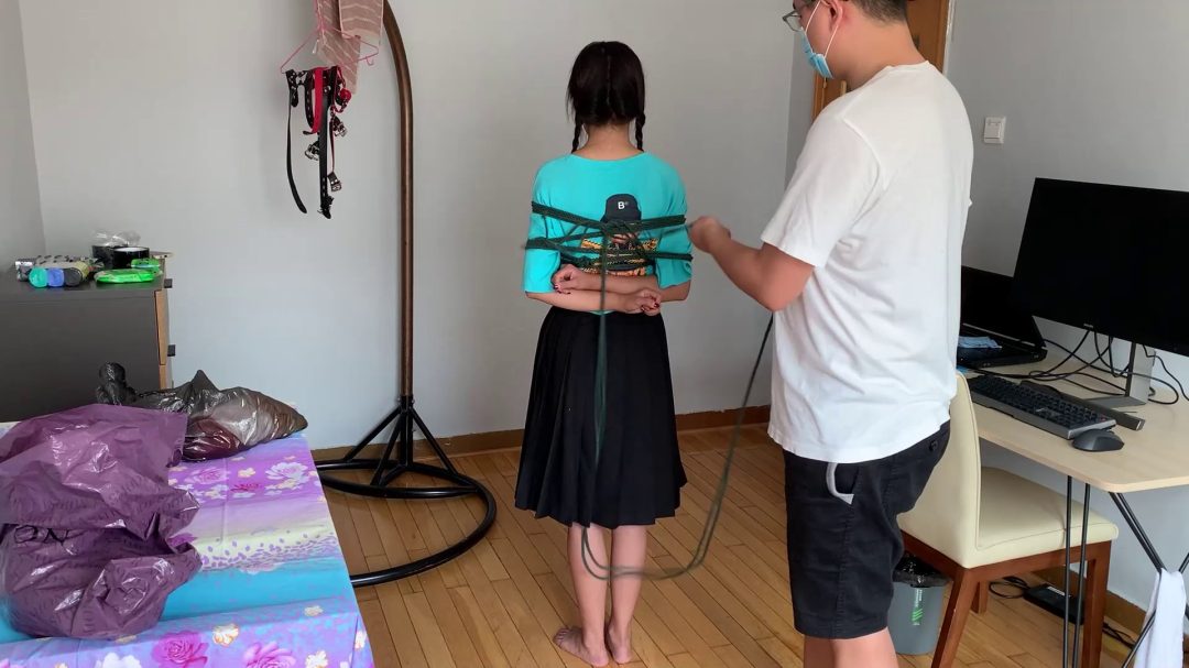 雨晨妹妹驷马抓举摔摔乐，丝袜套头白袜多重堵嘴挣扎！痛苦与闷绝！-2