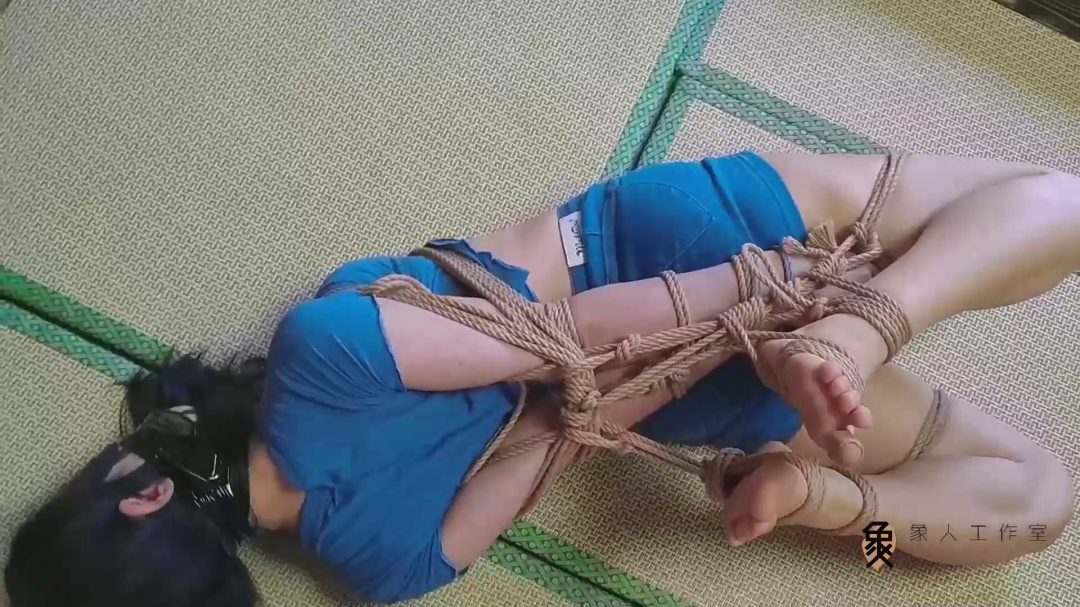 定拍小直臂分腿极限驷马丝袜堵嘴+日式蛇缚倒吊驷马扯指-5