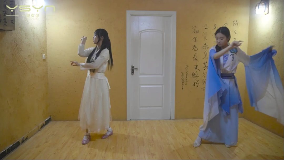 色迷知县命手下抓来两个舞女五花大绑跳舞威逼刑罚老虎凳滴蜡挠打脚心玩弄冤假错案-6