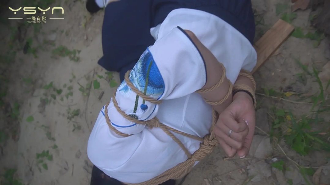 【烈火红颜】被捕女孩五花大绑关进牢房大字绑鞭打坐老虎凳打挠脚心拶子拶脚指不屈服刑场捆绑插牌枪决-19