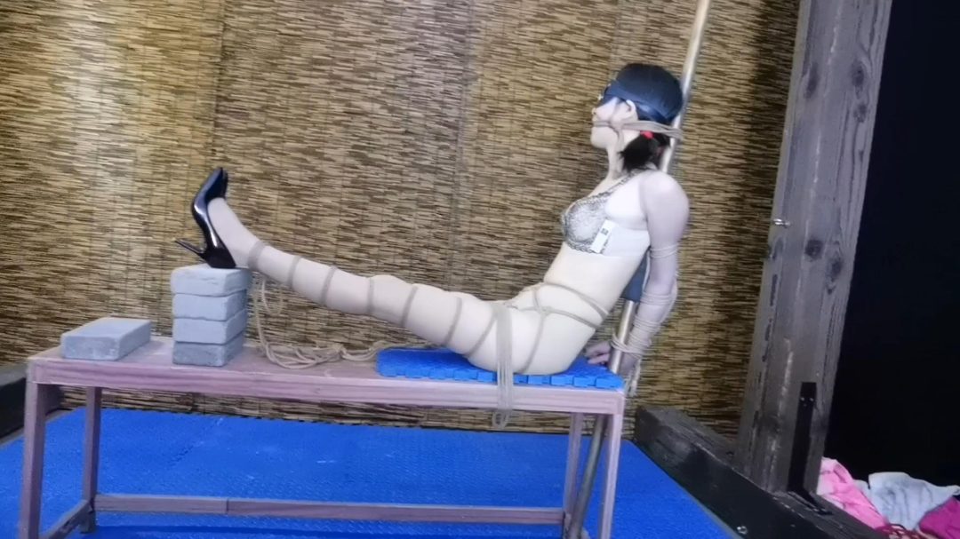 把柔仙儿禁锢在老虎登上,股绳 垫上5块砖 疼的斯心裂肺 绳子勒嘴 tk 耳光报数 郊狼电击 sp-3