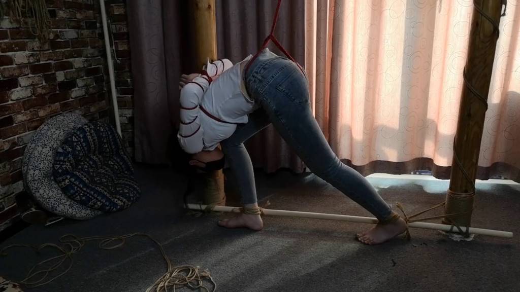 杨蕊 牛仔裤 红绳五花 难受的姿势-5