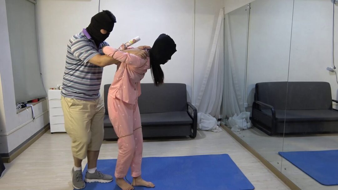 长腿美女荣荣身穿睡衣 化身为女犯 抓捕 反扭 手铐 扎带 光脚 捆绑 押解-8