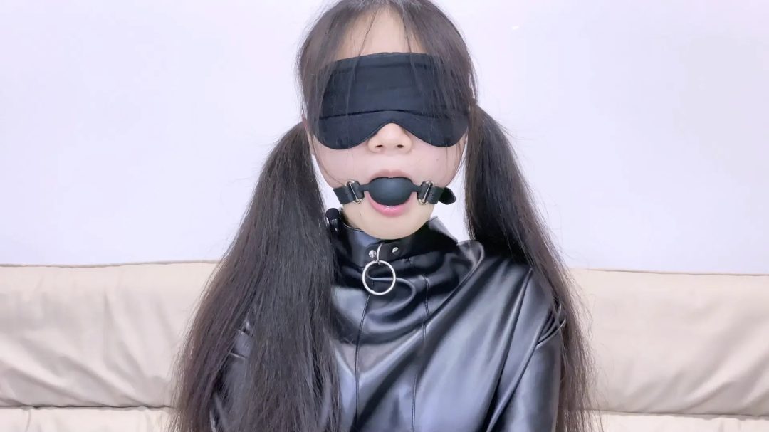 【嗷大喵】-《束缚挑战》-直臂紧缚,胸缚,盘腿海老缚,口球,挑战口水不滴落腿上失败,答调节了几次道具失败,拘束衣束缚,整片全程乳环,电击,找钥匙勉强成功等等-5