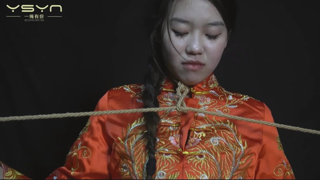 【玷污的新娘】反动派败退残余副官私闯洞房花烛枪杀秀禾新郎抢走新娘威逼刑讯誓死不从被玷污后自缢-12