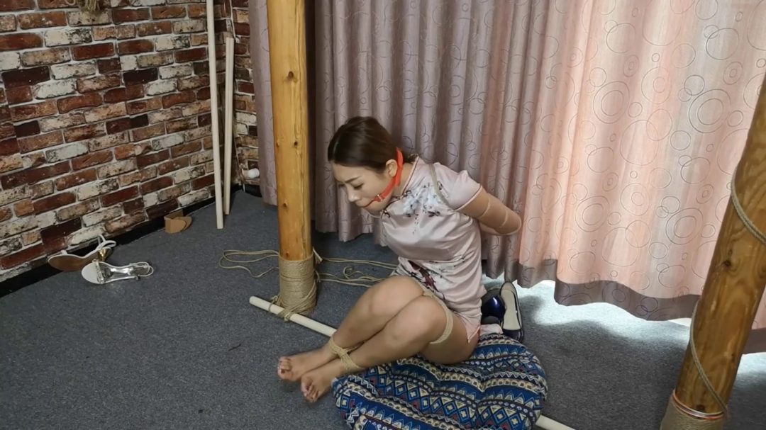 丽人旗袍挣扎 极限跪吊-7