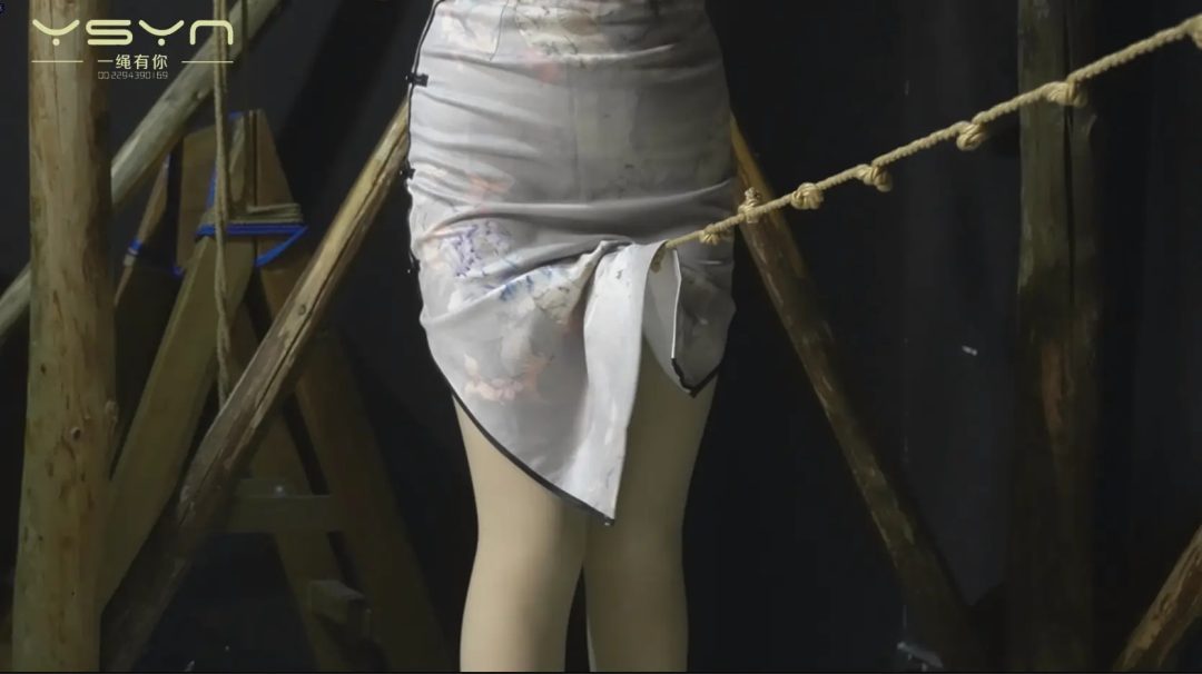 被人出卖漂亮女孩被捕双手吊起鞭打换上旗袍老虎凳捆绑各种打挠脚心五花上绑极度走绳晕死-3