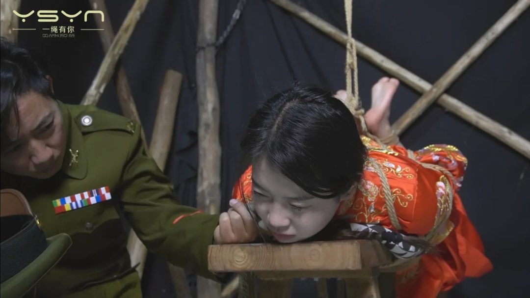 【玷污的新娘】反动派败退残余副官私闯洞房花烛枪杀秀禾新郎抢走新娘威逼刑讯誓死不从被玷污后自缢-9