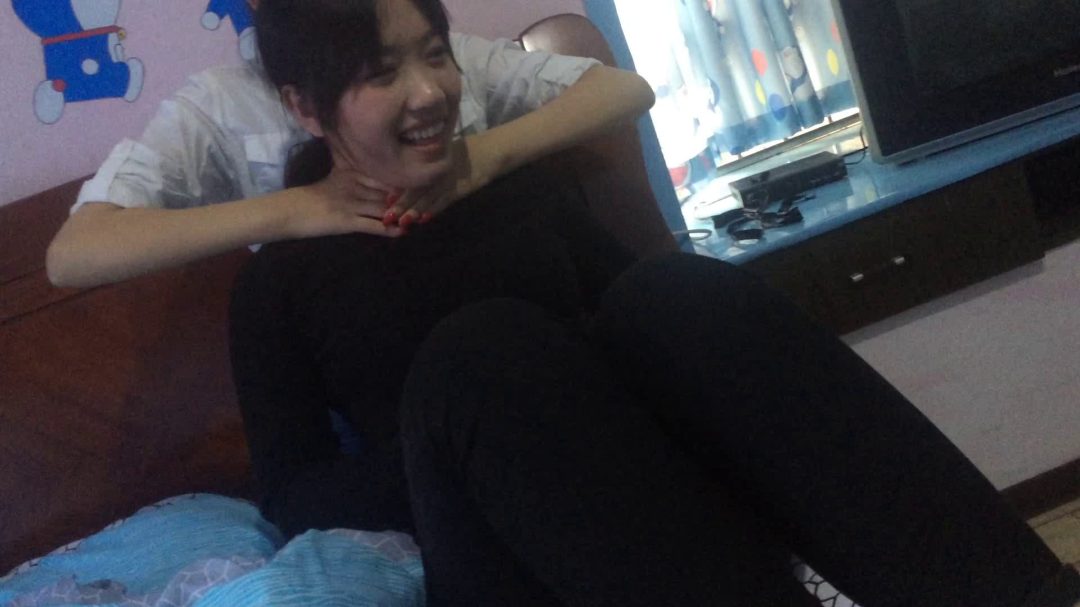 掐晕黑衣美女-4