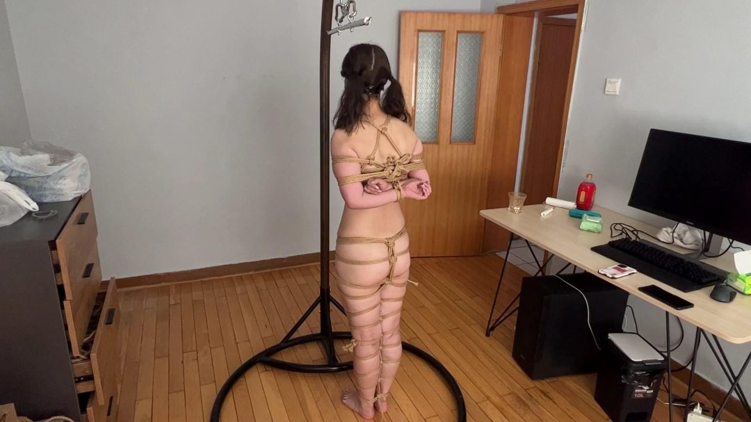 真实调教裸体超紧暴吊女m 暴力耳光连击舔鼻羞辱，全程崩溃尖叫-6