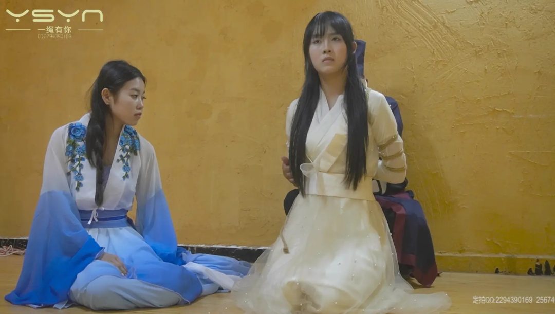 色迷知县命手下抓来两个舞女五花大绑跳舞威逼刑罚老虎凳滴蜡挠打脚心玩弄冤假错案-8