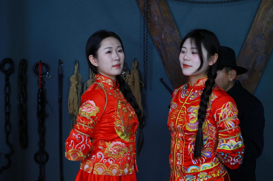 【秀禾姐妹花】新模小雨、小晴被土匪抢来五花大绑老虎凳拶子等各种刑具-7