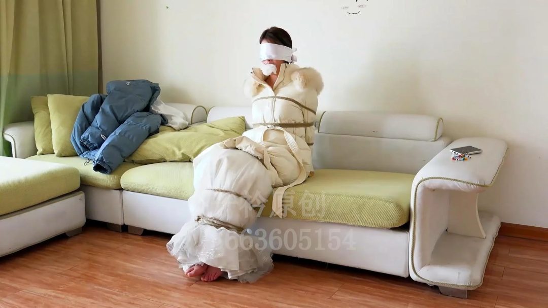 定拍欢欢 婚纱羽绒服捆绑丝巾蒙眼堵嘴挣扎-1