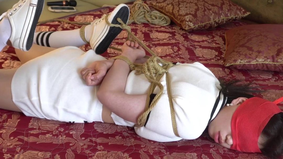 佳宁绑在床上的白色娇娃第三季-2