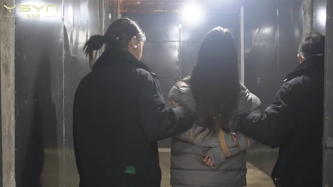 【法律的天平】19岁的女孩柳嫣因经济犯罪被捕审讯时态度强硬关押牢房梦中被绞刑醒后戴-11