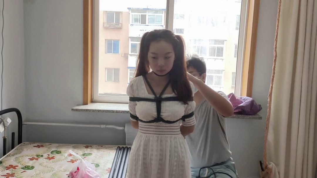 白裙妹子珊珊的铁笼跪缚，金属棒固定身体与头部，鼻钩马具口球联动-1