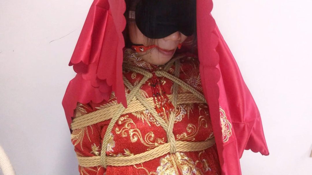 《婚之劫难》-中式婚礼题材+口球堵嘴+日式紧缚+胸缚+并腿缚+放置挣扎无调教+盖盖头+跪坐+结束花絮两分钟打屁股等等-4