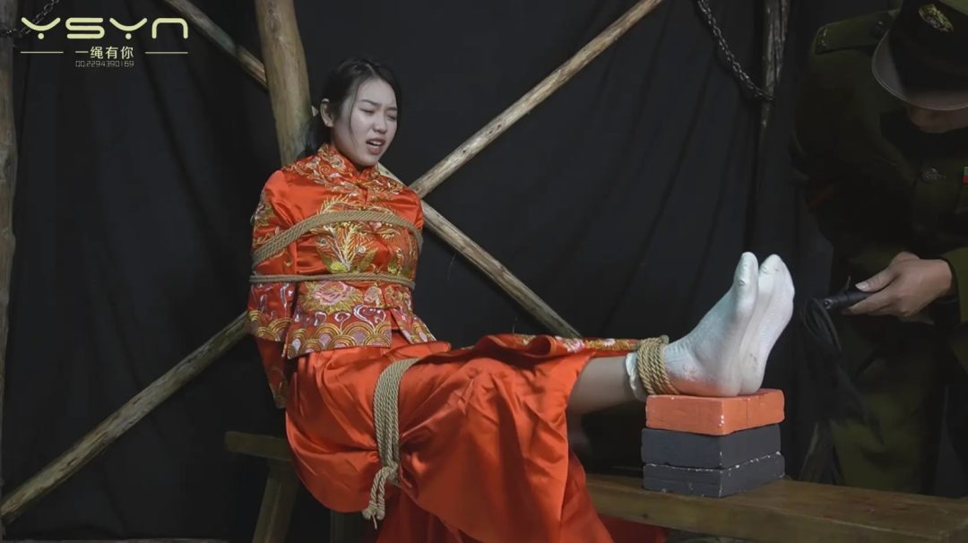 【玷污的新娘】反动派败退残余副官私闯洞房花烛枪杀秀禾新郎抢走新娘威逼刑讯誓死不从被玷污后自缢-6