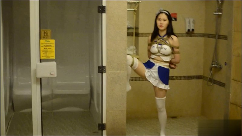 可爱赛车女郎浴室单脚吊-6