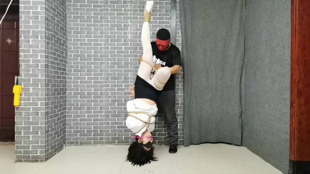 云儿连体铐极不情愿户外游玩，回去直接倒吊起来-6