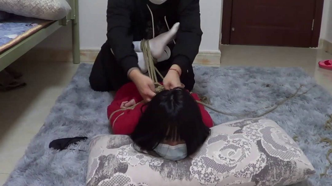 00后小美女红豆 想体验绑得紧点爬都不能爬的感觉 一个交叉驷马教她做人-5