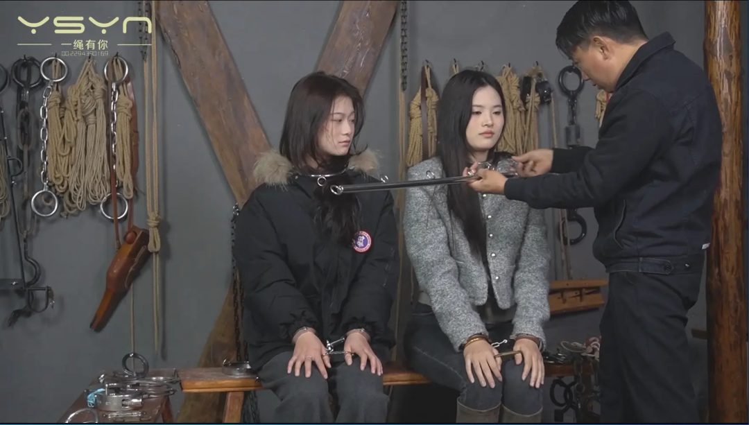 【双柳体验】柳依带来自己的小妹柳亦菲来到基地体验各种金属道具拶子绑住手腕吊起互绑五花-1