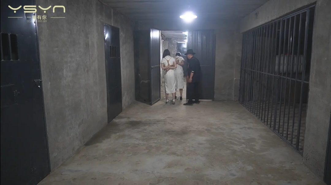 【姐妹无畏】旗袍姐妹花刑讯室惨遭特务捆绑各种酷刑打挠刷等关押牢房五花大绑秘密处决-15
