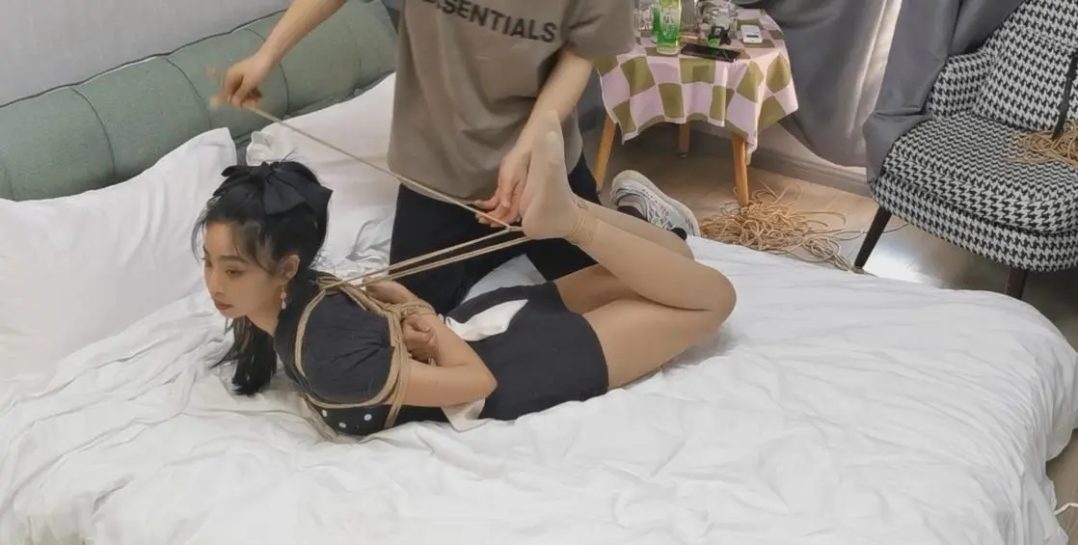 于惠和小文，两个舞蹈生闺蜜，史上最软的腰，驷马轻松头碰到脚尖-10