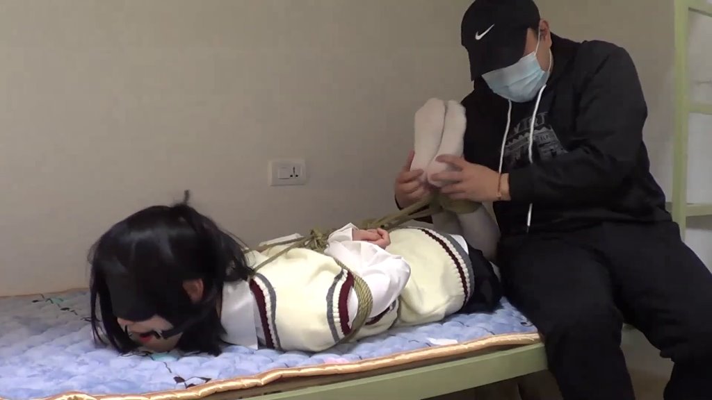 定拍00后美女红豆妹子的捆绑调教-6