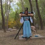 犯妇押解，漂亮女犯带枷赤足脚镣押解惩罚