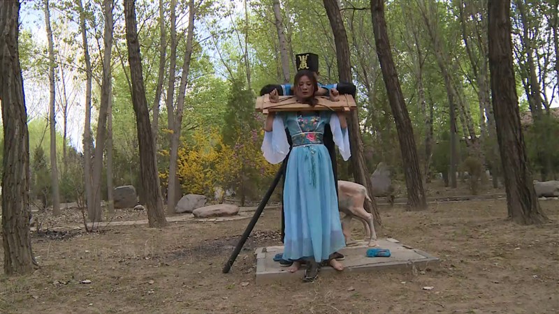 犯妇押解，漂亮女犯带枷赤足脚镣押解惩罚-1