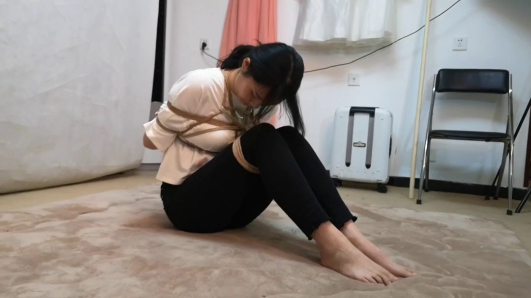 丰满的林秋 白短衫 団缚-5