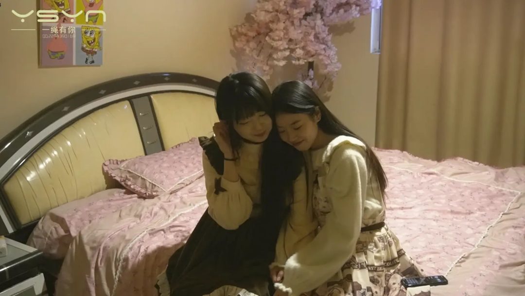 【被偷窥的恋爱】一对漂亮的洛丽塔女孩回到卧室秀恩爱被劫匪偷窥威胁各种样式捆绑挠痒痒-5