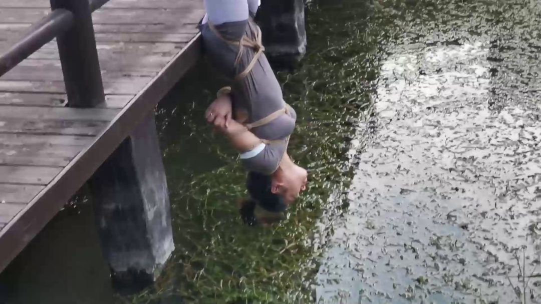 云儿偷偷，去小树林约会，被主人发现，不客气地惩罚各种吊绑，喝河里的臭水，惊险刺激-8