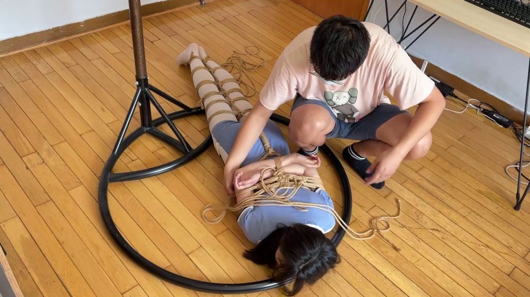 超级吊缚下的妹子直接无法呼吸到气绝-8