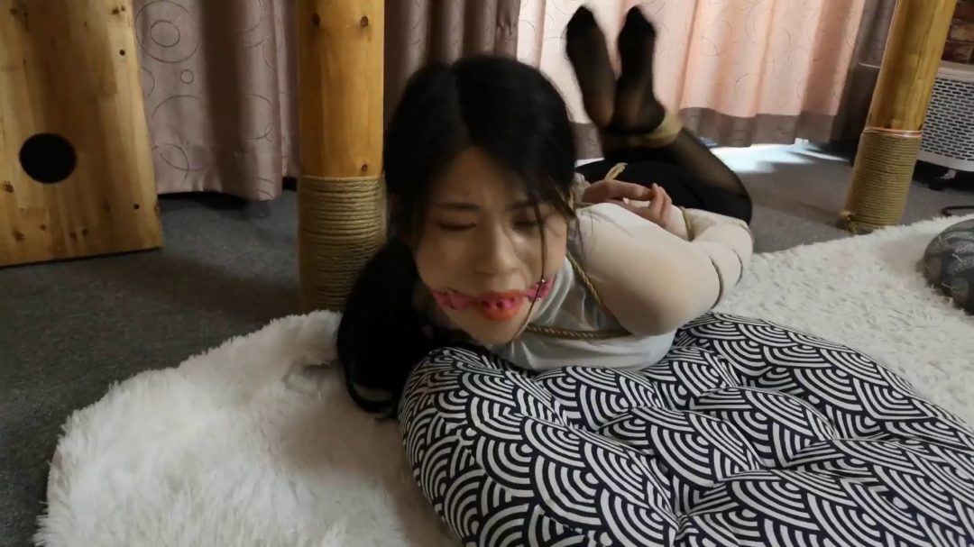 冷兮 丝袜堵嘴驷马挣扎 接口水的杯子-1