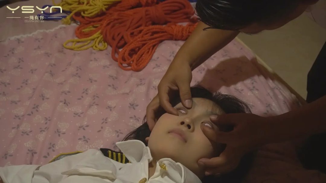 【意外的遭遇】高颜值漂亮女孩上门调查户口时水里被下迷药任人摆弄紧敷捆绑蒙眼堵嘴-17