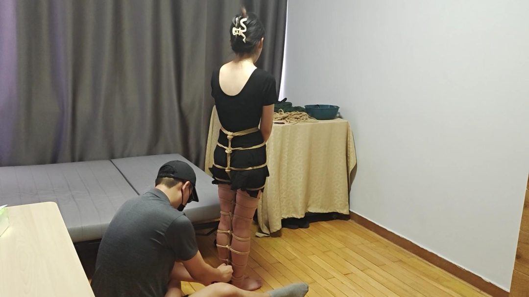 约绑清纯小妹直臂蛇缚超紧驷马裸足勒住脚趾口球堵嘴-4