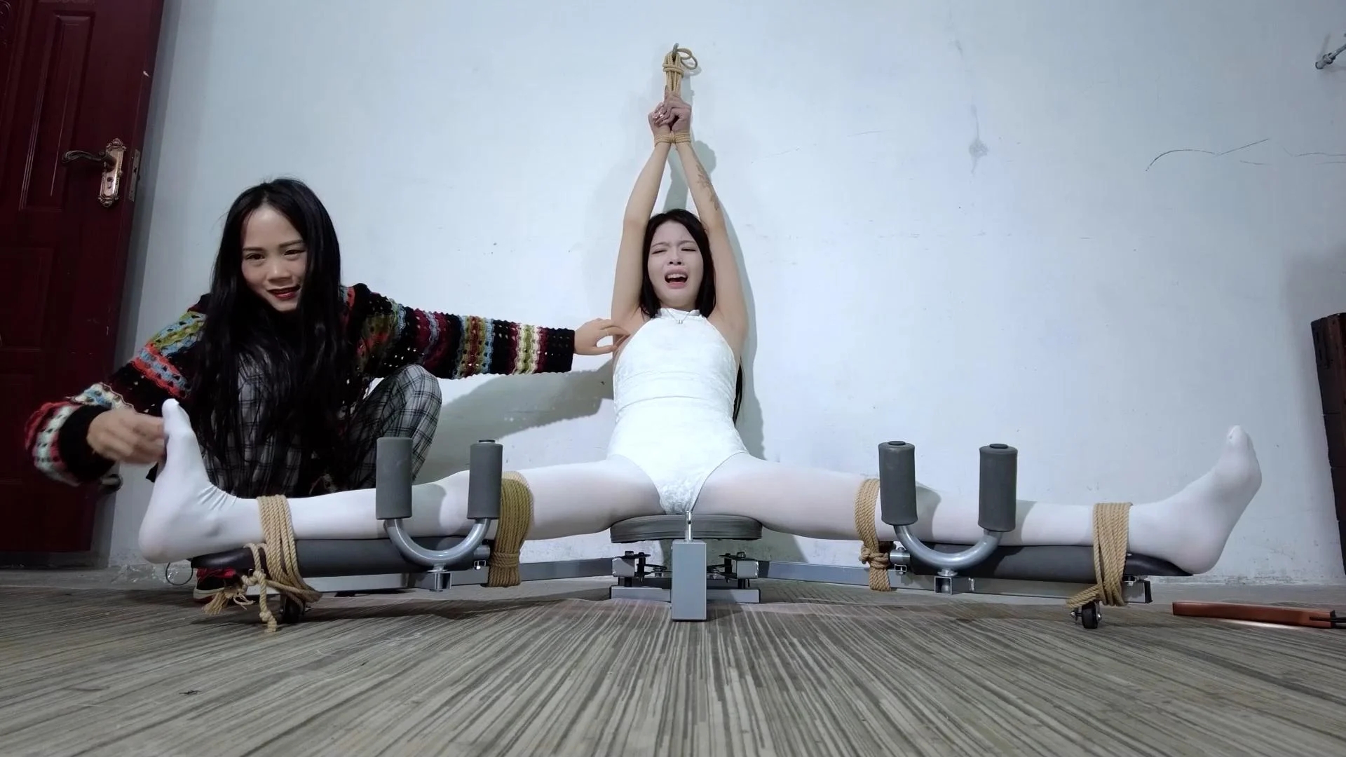 【樱束原创】《仙气飘飘的一字马》舞蹈生的基本功不达标就得往死里练！给她绑在一字马开腿器上强制拉腿疼的嗷嗷叫！狂挠白丝脚心腋下惩罚！