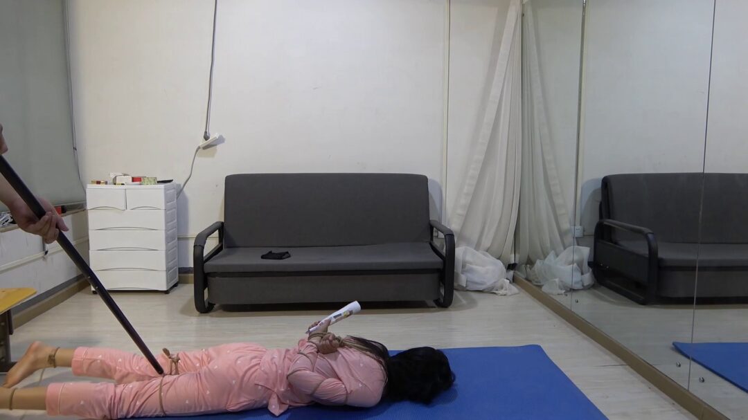 长腿美女荣荣身穿睡衣 化身为女犯 抓捕 反扭 手铐 扎带 光脚 捆绑 押解-5