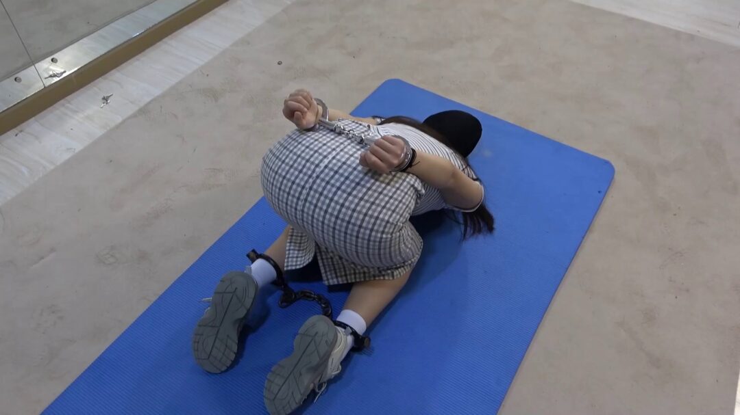 美女荣荣格子裙。反扭，手铐脚镣，蒙头堵嘴，押解跪缚-4