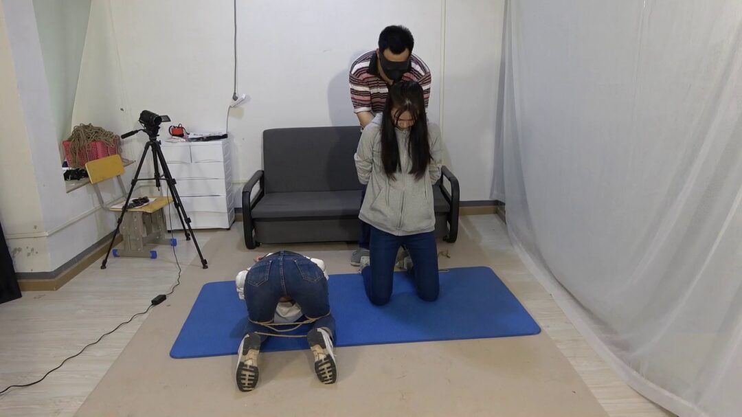 定拍两个大美女甘然和阿荣，反扭，抓捕，反铐，画押，押解，五花大绑，赤脚，驷马挣扎-3