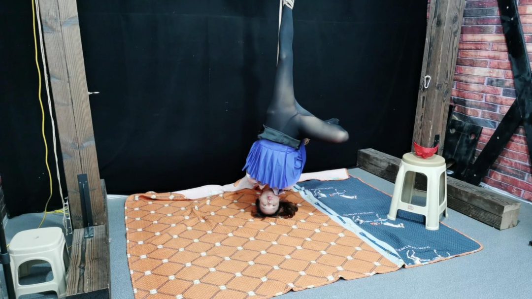 云仙儿初次玩吊缚PK悦儿单腿吊缚-8