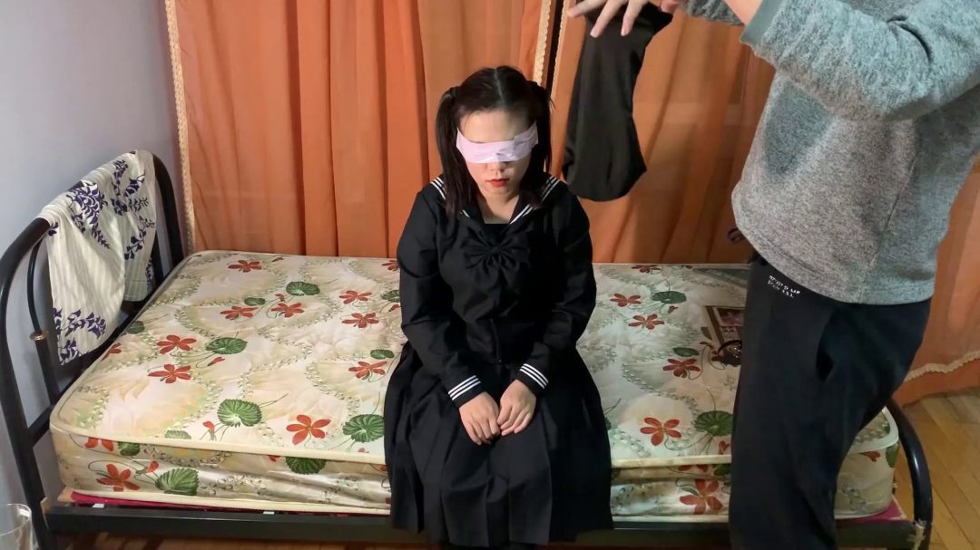 月月后手缚强制下跪 鼻钩口环丝袜套头 sp 口球 口水-1