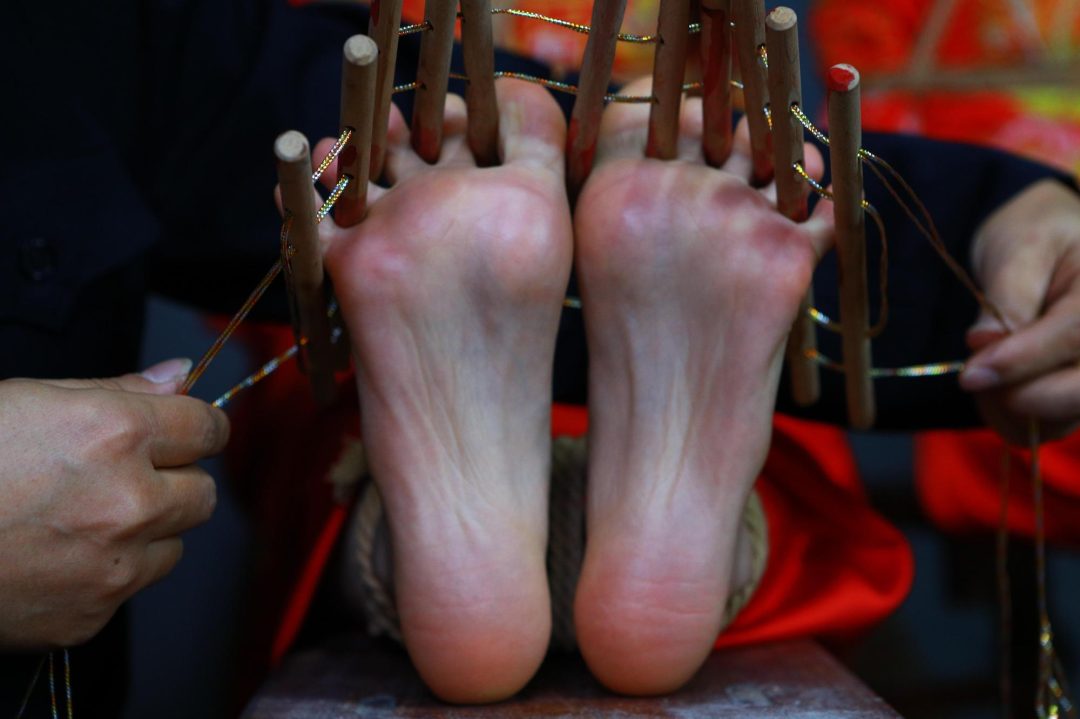 【秀禾姐妹花】新模小雨、小晴被土匪抢来五花大绑老虎凳拶子等各种刑具-8