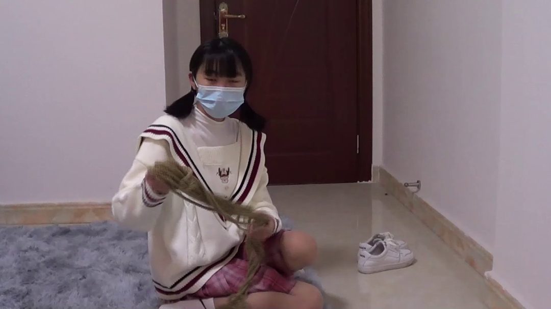 红豆的JK制服 双辫新造型 光腿神器加可爱白袜 完美身材鸭子坐 无助挣扎-1