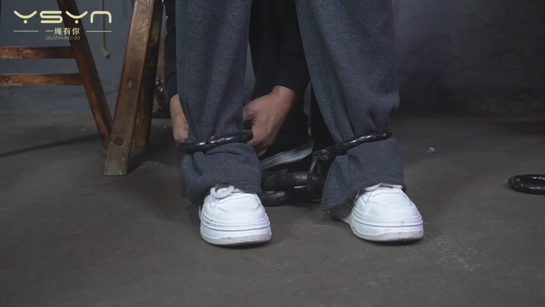 【双柳体验】柳依带来自己的小妹柳亦菲来到基地体验各种金属道具拶子绑住手腕吊起互绑五花-11