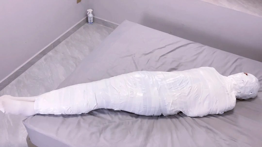 《路崽日记》-日式紧缚+并腿捆+丝袜堵嘴+丝巾勒嘴+带耳机听鬼故事+放置挣扎+喂食+保鲜膜全包+再胶布全包+挠脚心放置+附剪开过程等等-8