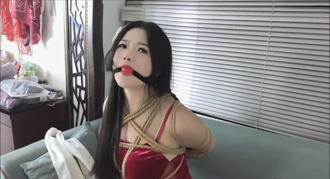 子墨第六作《欠债不还被捆绑调戏+驷马口球放置合辑》全身紧缚被玩弄的可怜女孩儿-4