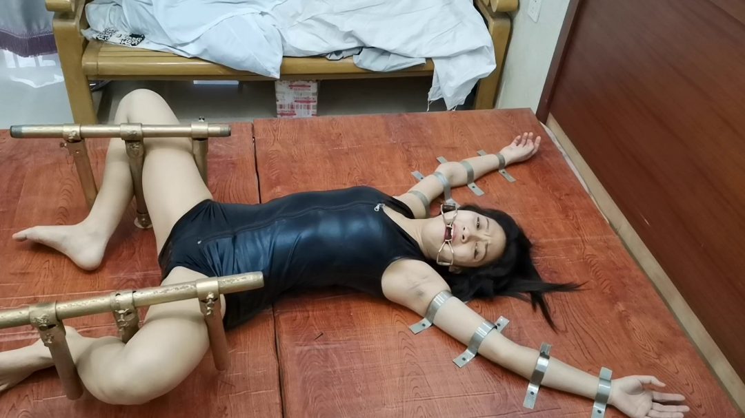 云儿奴床板禁锢,一点动弹不了，随边摸、打、挠-2